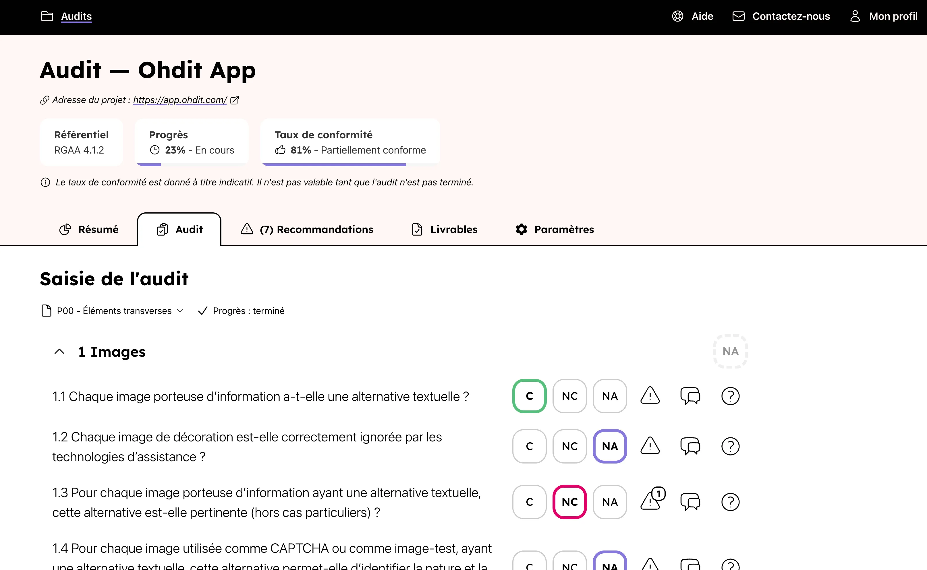Une partie de l'interface d'Ohdit est montrée, avec un résumé du progrès et du taux de conformité du projet, ainsi que la grille permettant de remplir les critères du RGAA et de saisir des recommandations.